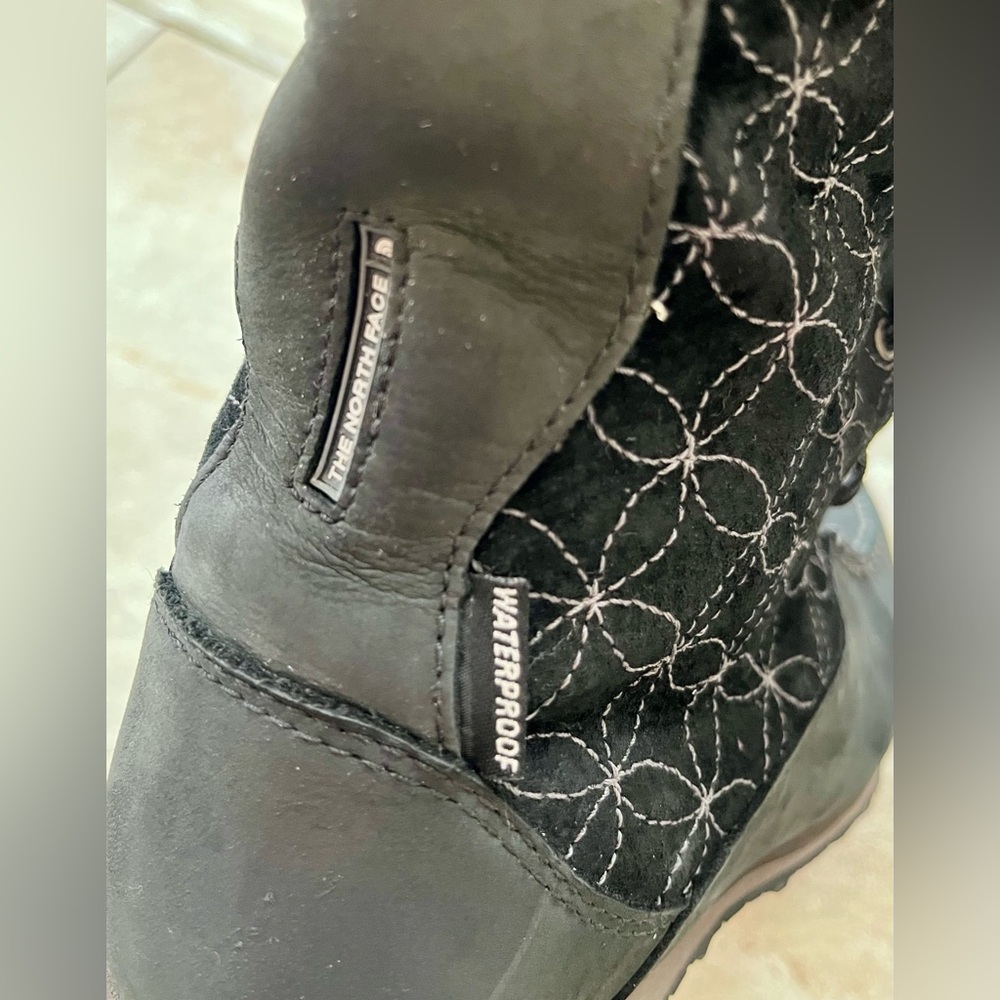 North Face Allure sz 7 insulated winter boots.  Black with “fur” trim. VGUC - Picture 8 of 9